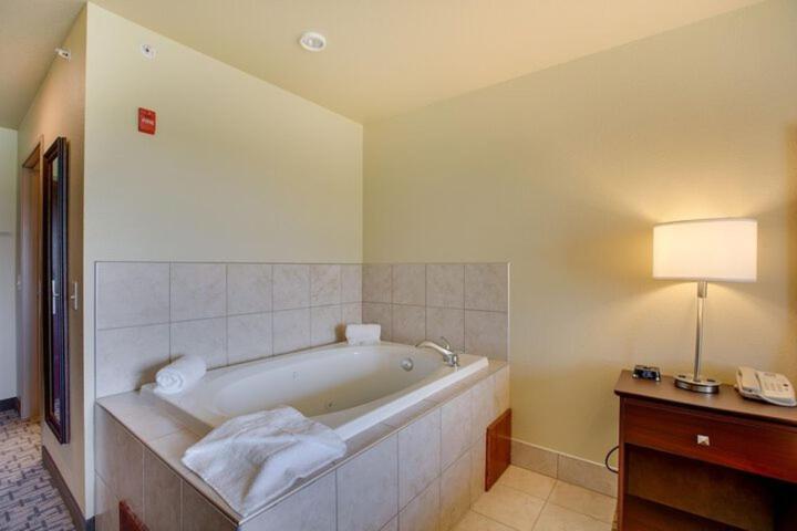 Cobblestone Inn & Suites-Fremont Eksteriør bilde